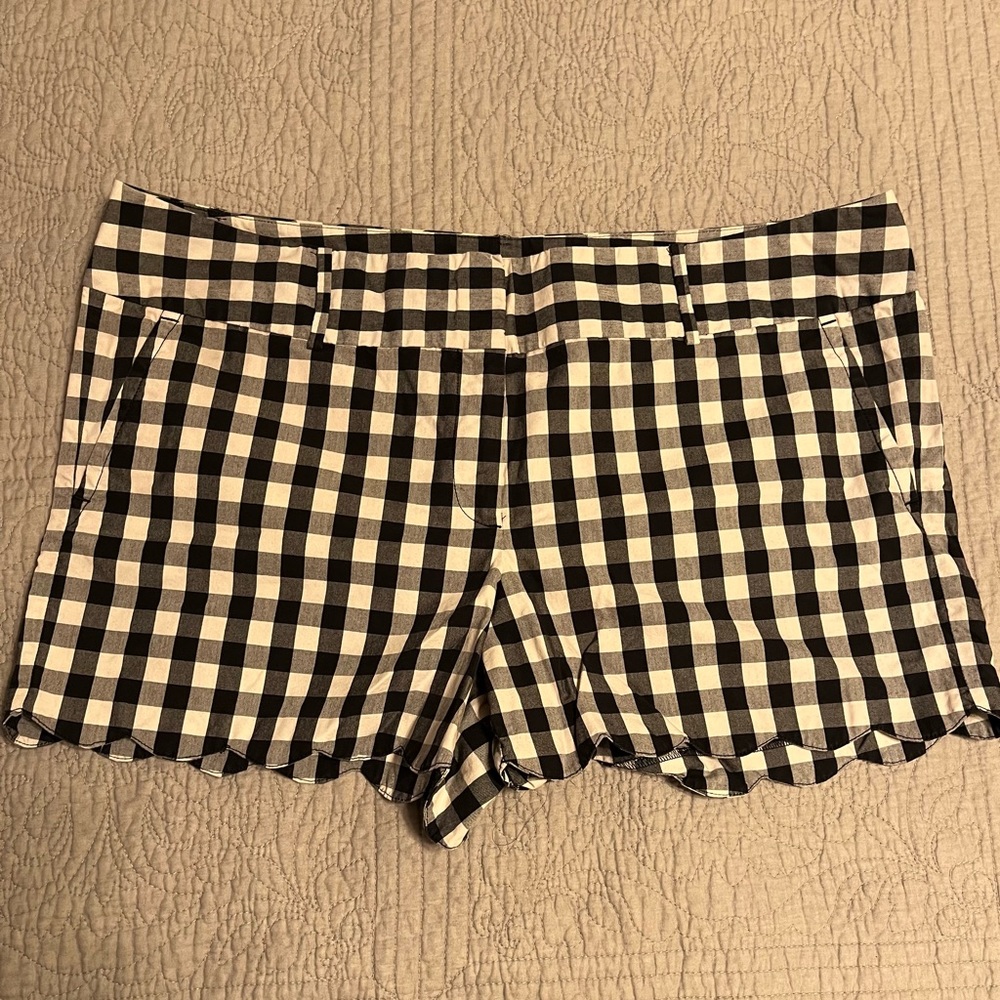 Ann Taylor gingham shorts with scalloped hem. Size 16.